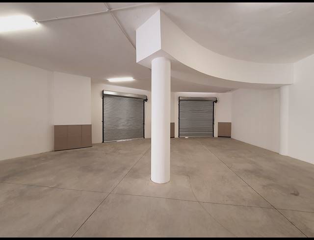 429M² SHOWROOM TO LET IN HALFWAY HOUSE